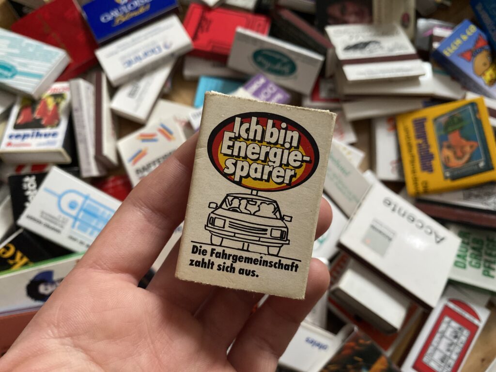 Streichholzschachtel mit Aufschrift "Ich bin Energiesparer. Die Fahrgemeinschaft zahlt sich aus."