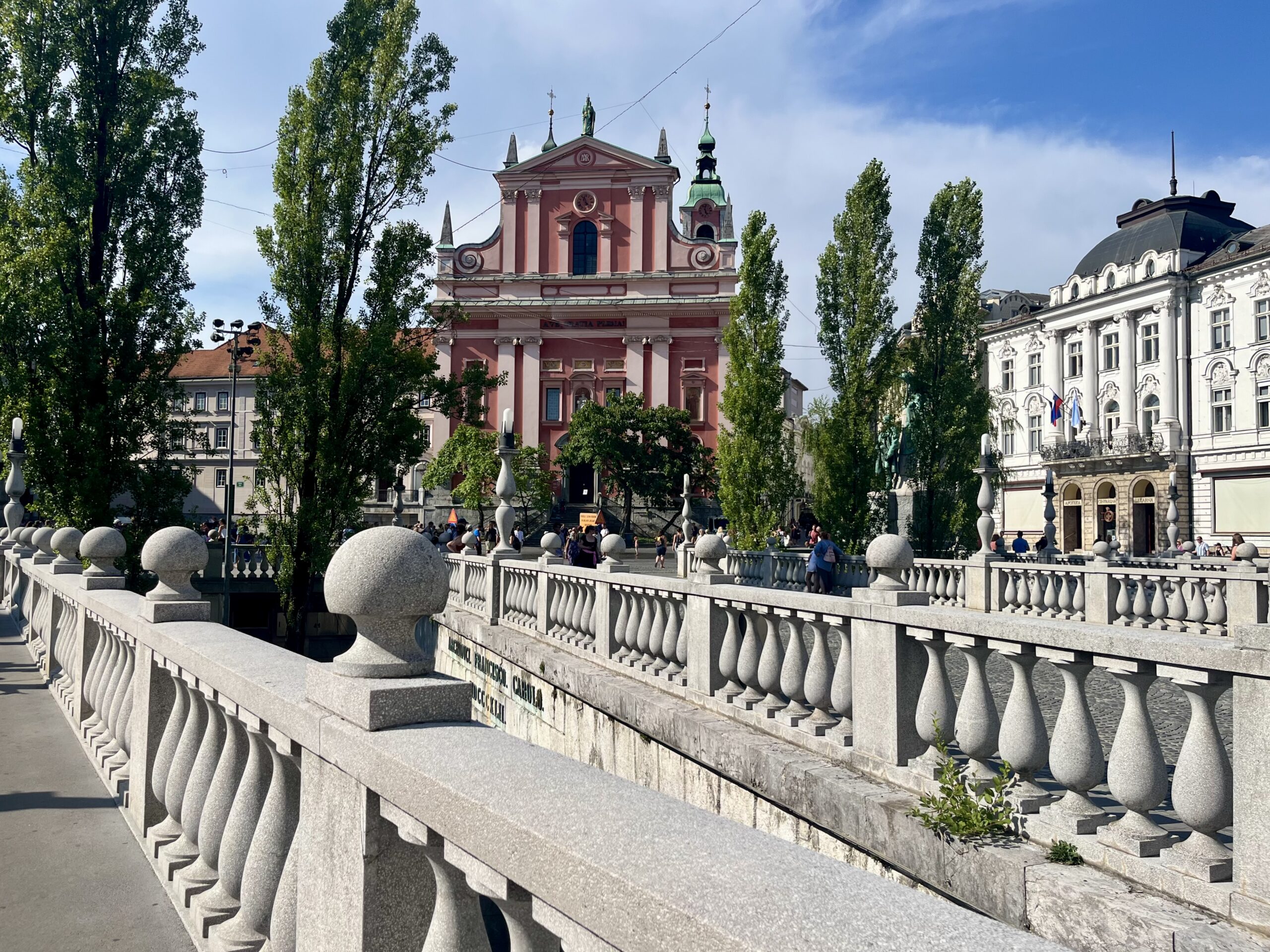 Die berühmte Dreifachbrücke mit dem Prešeren-Platz und der rosafarbenen Franziskanerkirche in Ljubljana.